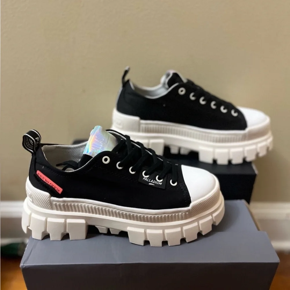 🆕 Palladium low top Black and White sneakers.
New Multiple sizes. Reduced - Picture 1 of 3